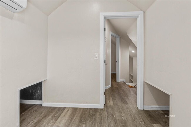 Building Photo - 320 W 11th St