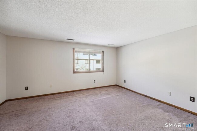 Building Photo - 17 Oak Forest Dr