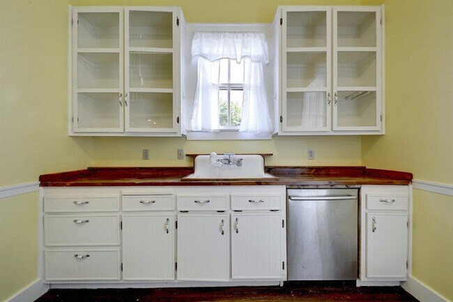 Building Photo - 304 Olive St