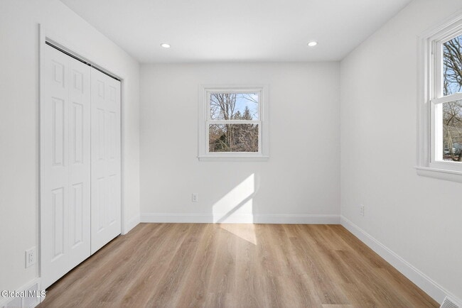 Building Photo - 10 Derry Ln