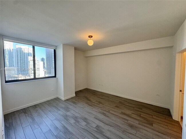 Building Photo - 999 SW 1st Ave