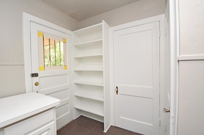 Building Photo - Cherrywood Charmer! 2/1 Avail for August!