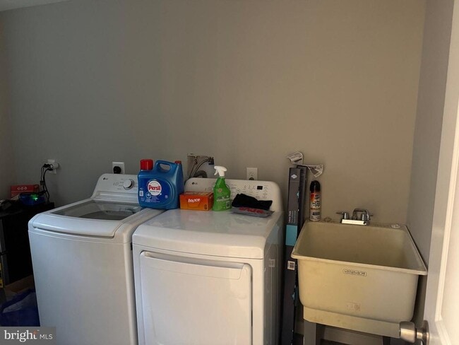 Building Photo - 933 Golden W Way