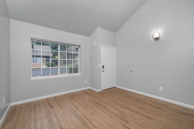 Building Photo - Large 2 bed 1.5bath townhouse