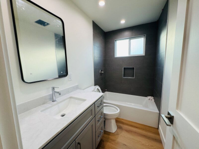 Building Photo - 5037 Kenmore Dr