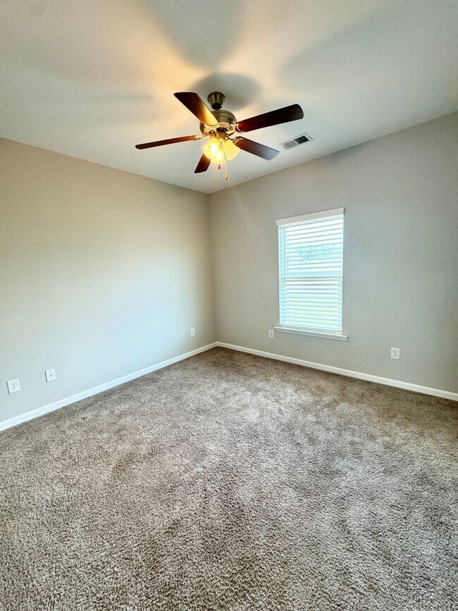 Building Photo - AVAILABLE 3 Bedroom/ 2 Bath with attached garage! Beautiful finishes throughout