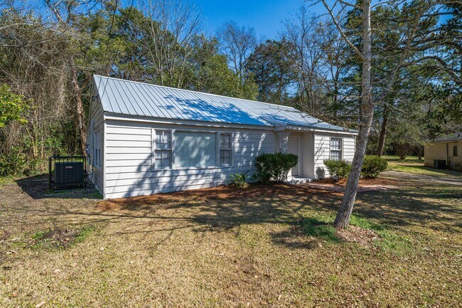 Building Photo - Spacious 3BR/2BA – 1,480 Sq Ft of Comforta...
