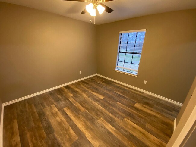 Building Photo - 3 Bedroom Home is Ennis!