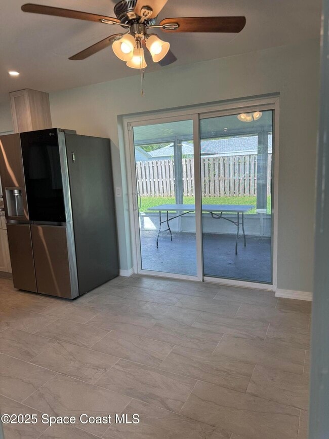 Building Photo - 2841 College View Dr