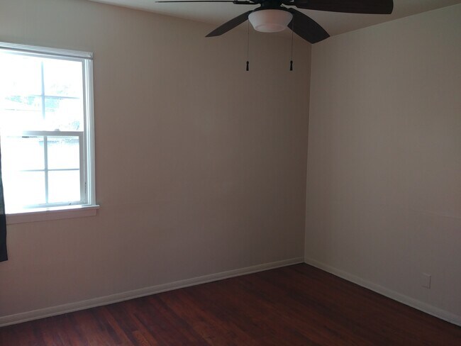 Building Photo - 424 E Freeland St