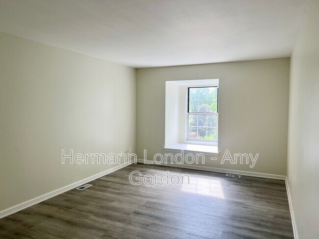 Building Photo - 4225 W Pine Blvd