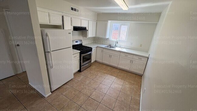 Building Photo - 2 bedroom 1.5 bathroom townhouse located in East Bakersfield Move In Special on Approved Credit