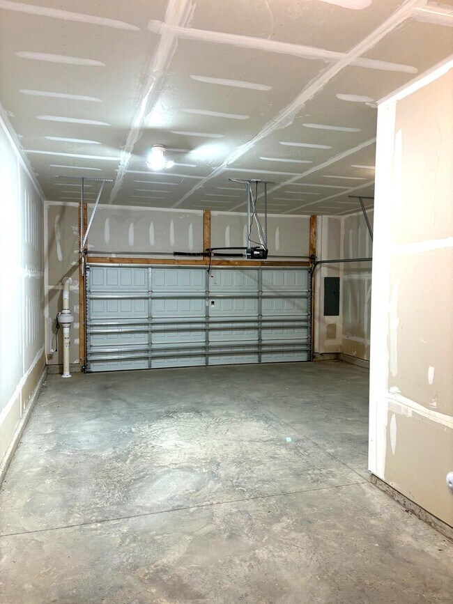 Building Photo - End-Unit Townhome w/3BR + 2-Car Garage + Balcony