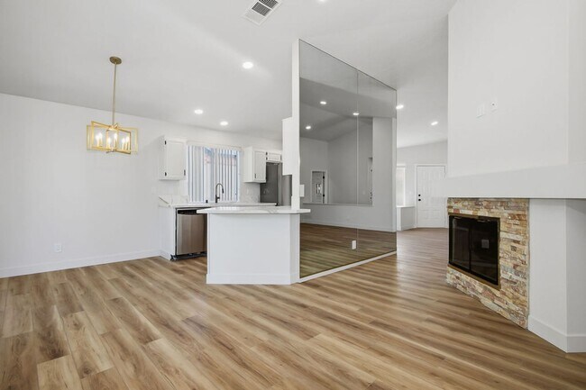 Building Photo - STUNNING DESERT SHORES MINUTES FROM THE LAKES!!!