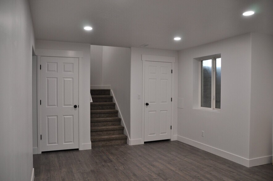Building Photo - 752 Village Way N