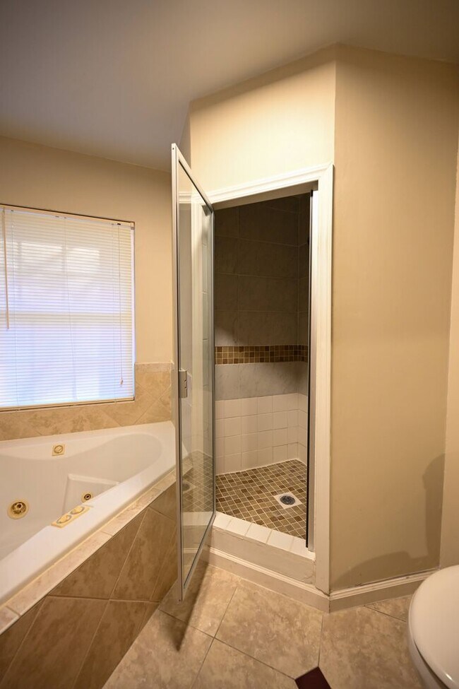 Building Photo - Stunning 3BR / 3BA Home on 2.48 Acres – Hillsborough, NC