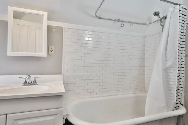 Building Photo - Lyndale Livings