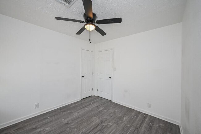 Building Photo - 5233 W 43rd St