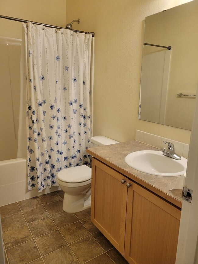 Building Photo - Beautiful 3 bedroom Rambler in perfect location