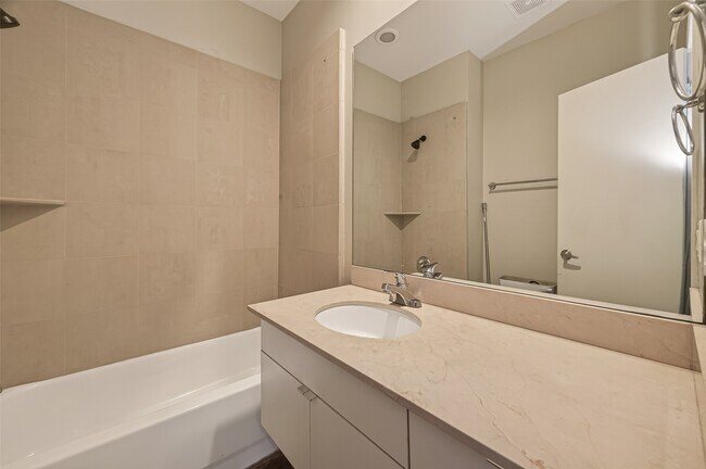 Building Photo - 1112 Columbus St