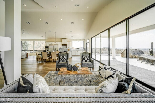 Building Photo - 301 E Jomax Rd