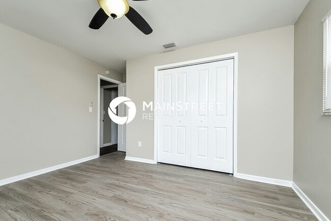 Building Photo - 4 Bedroom Pet-Friendly Home in Lakeland, FL with Main Street Renewal
