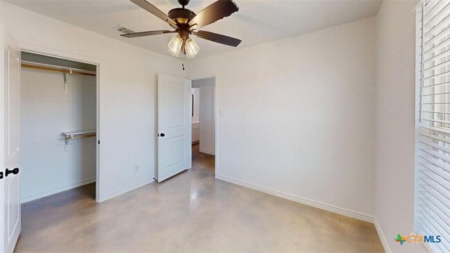 Building Photo - 907 Smoke Tree Ln