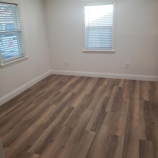 Building Photo - 331 Elm St