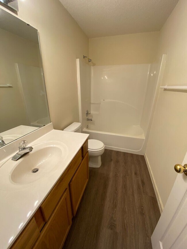 Building Photo - Leasing NOW. Killearn Lakes home with fenced in backyard