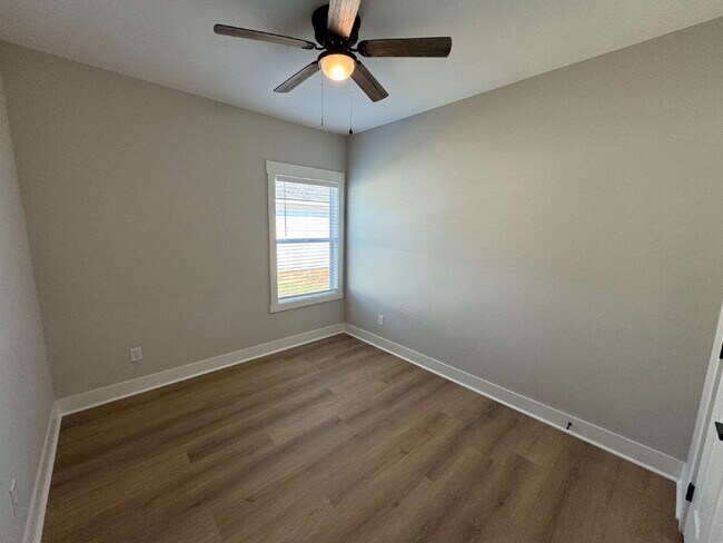 Building Photo - 1465 Forest Dr