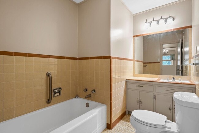 Building Photo - Private Woodway Retreat