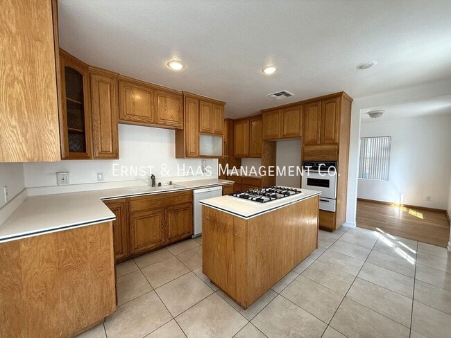 Building Photo - 4723 Blackthorne Ave
