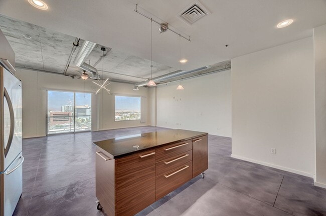 Building Photo - Modern Loft with City View