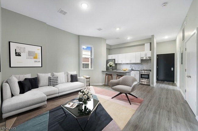 Primary Photo - 98 Clinton Ave