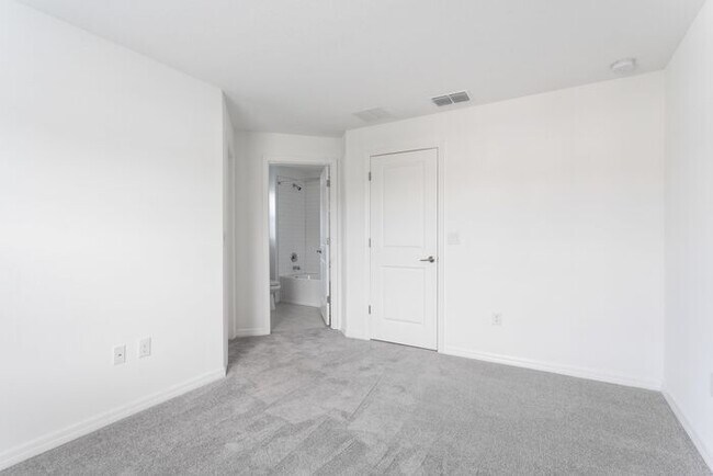 Building Photo - LEASING SPECIAL : 1 MONTH FREE!!!