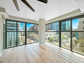 Building Photo - Beautiful 2B/2BA Downtown Corner Unit Cond...