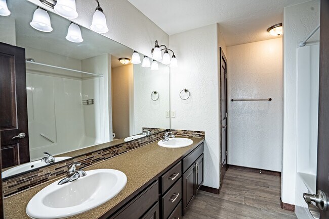 Building Photo - 6649 N Madellaine Dr