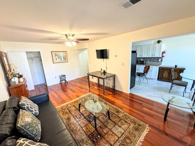 Building Photo - 208 Green Hollow Dr