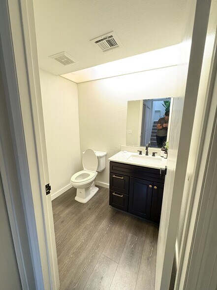 Half bathroom - 3315 E Kelton Ln