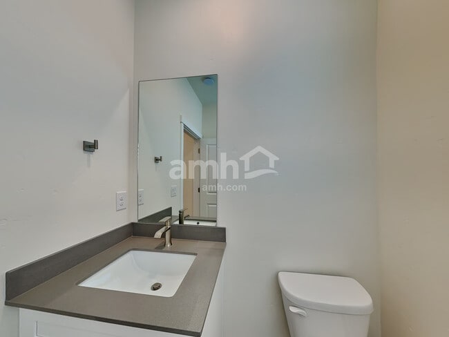 Building Photo - 724 S Retort Ave