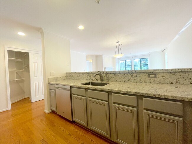 Building Photo - Twin Peaks: Remodeled Condo with Garage Pa...