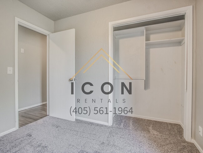 Building Photo - 517 N Robin Way
