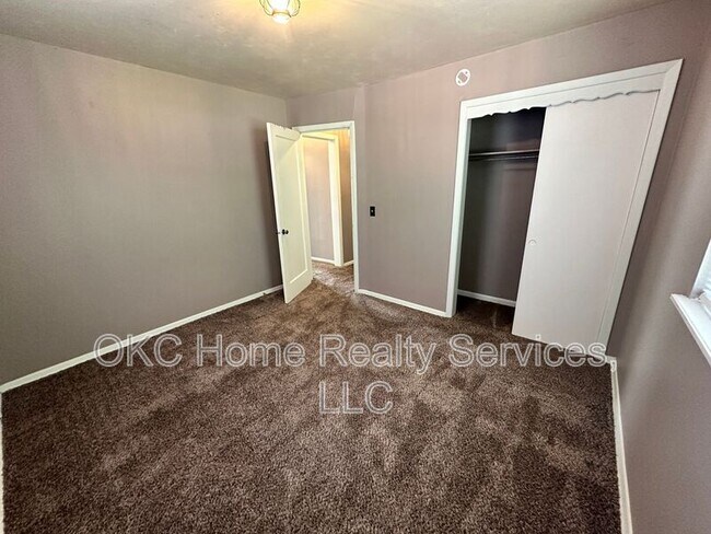 Building Photo - 4913 N Willow Ave