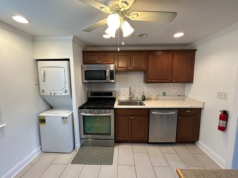 Building Photo - 445 Morris Ave