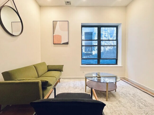 Building Photo - Furnished room/NOT APARTMENT