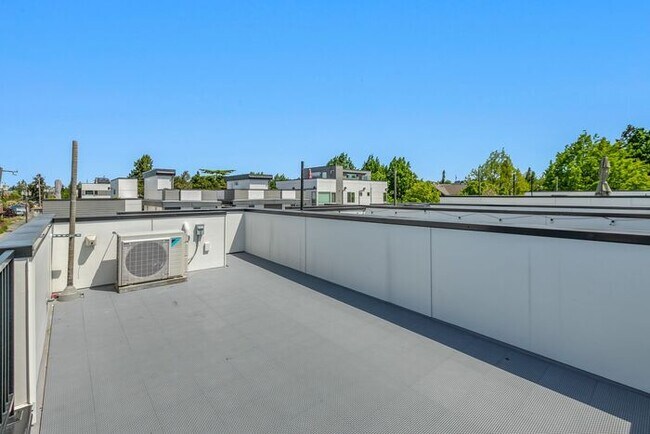 Building Photo - Sweet Ultra-Modern Air-Conditioned West Se...