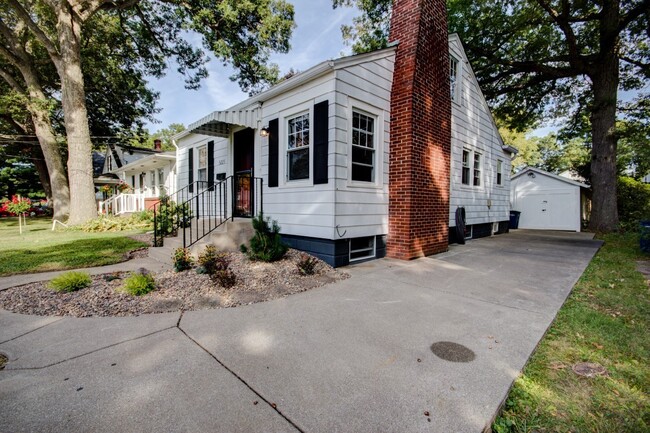 Building Photo - Beautifully Remodeled 2 Bedroom Home