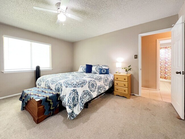 Building Photo - Comfortable 3 Bed, 2 Bath Home with Natural Light Throughout