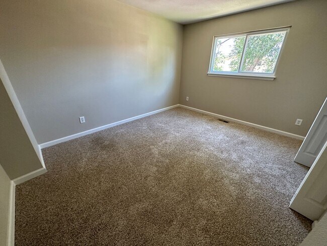 Building Photo - 4 BED 2 BATH HOME CLOSE TO PETERSON AFB & SCHRIEVER AFB!