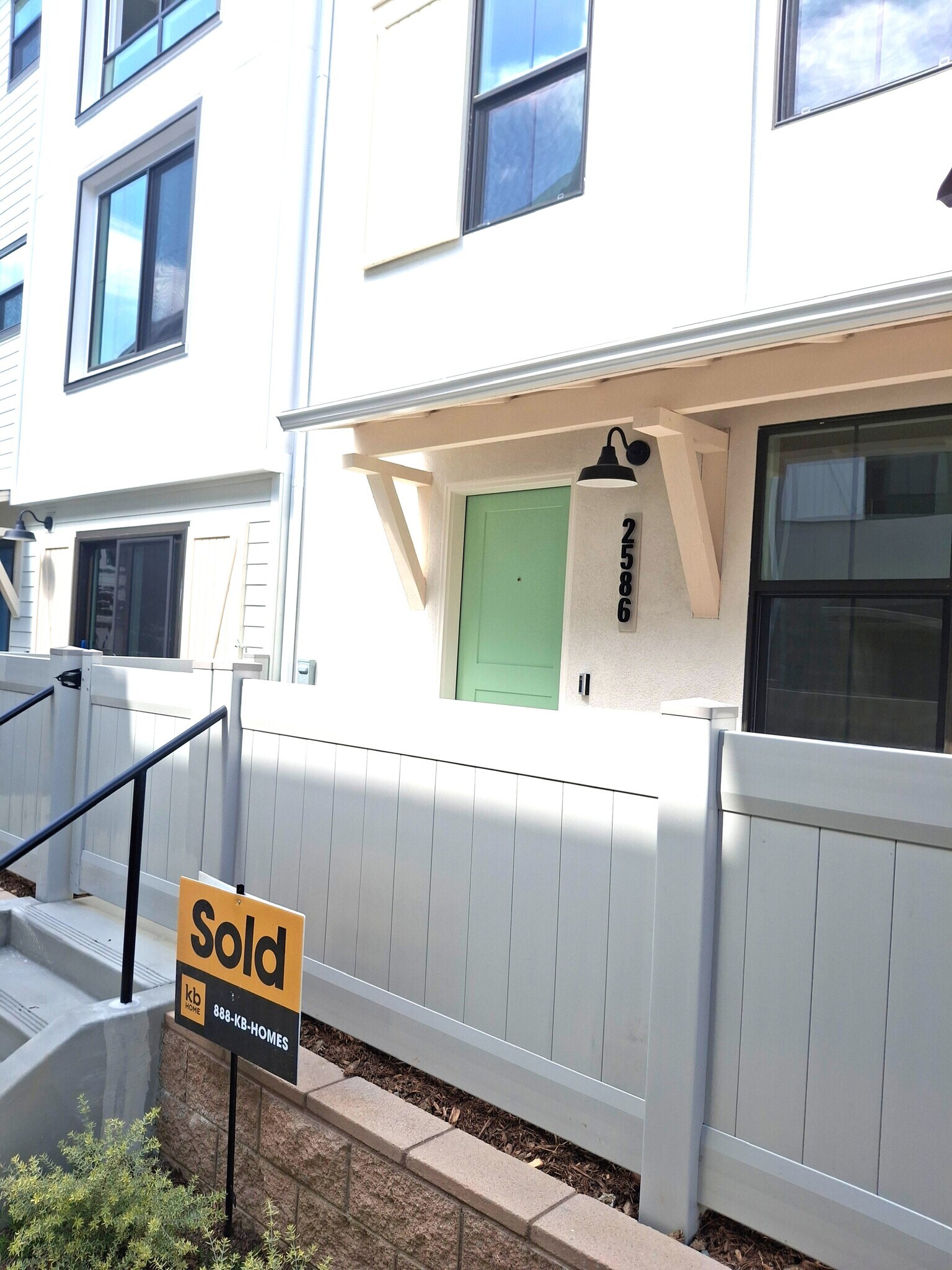 Building Photo - 2586 Delphinium Ln